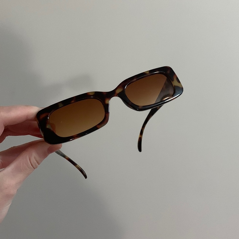 Rectangular tortoiseshell sunglasses